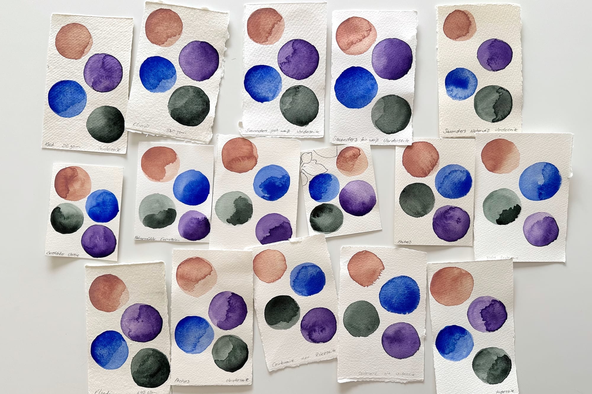 Übersicht zahlreicher beschrifteter Aquarellpapier-Testkarten