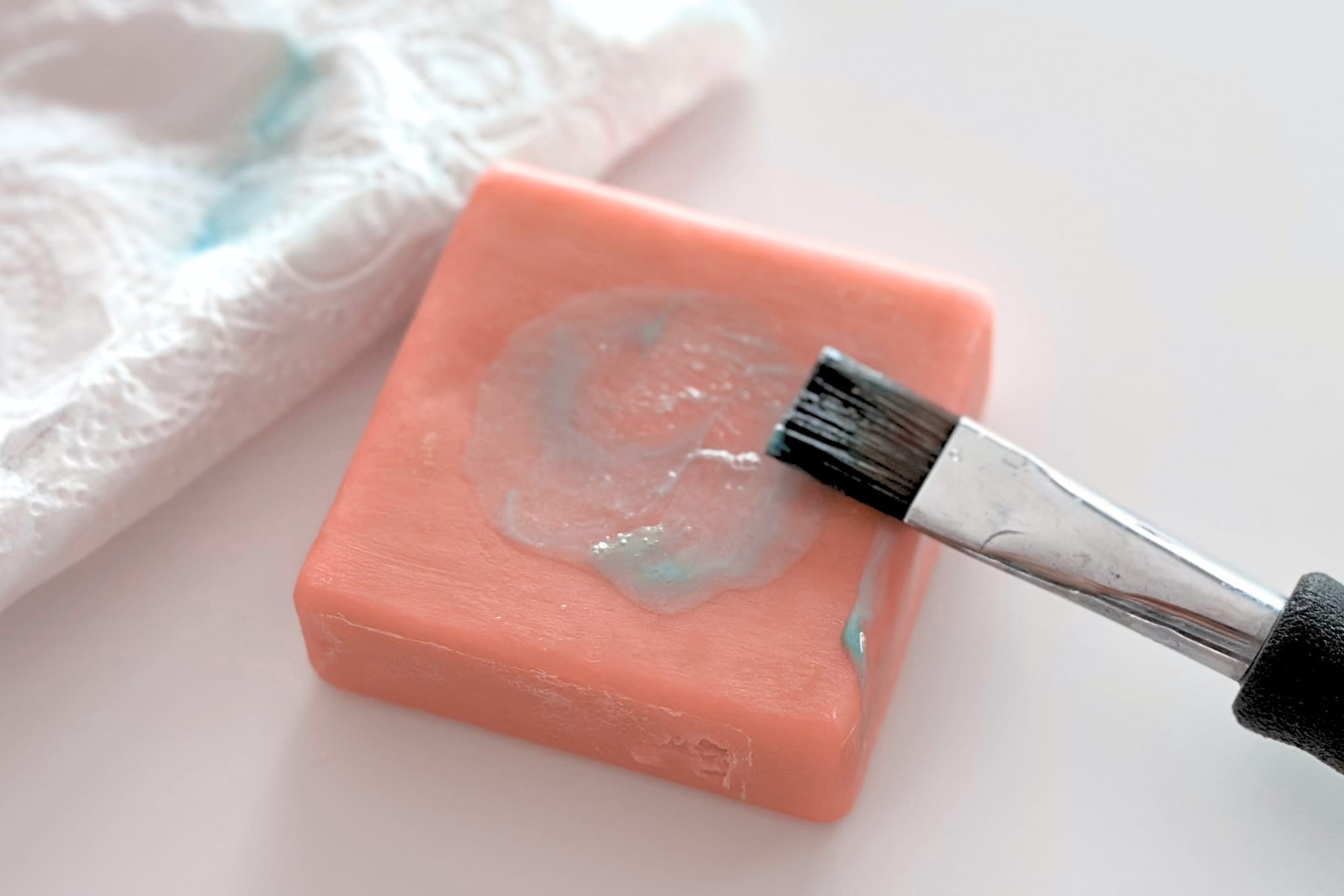 Aquarellpinsel wird auf einem Stück Pinselseife gereinigt