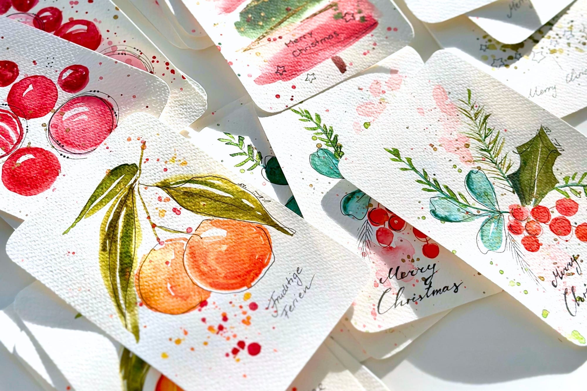 Handgemalte Weihnachtskarten mit Aquarellmotiven und Kalligrafie