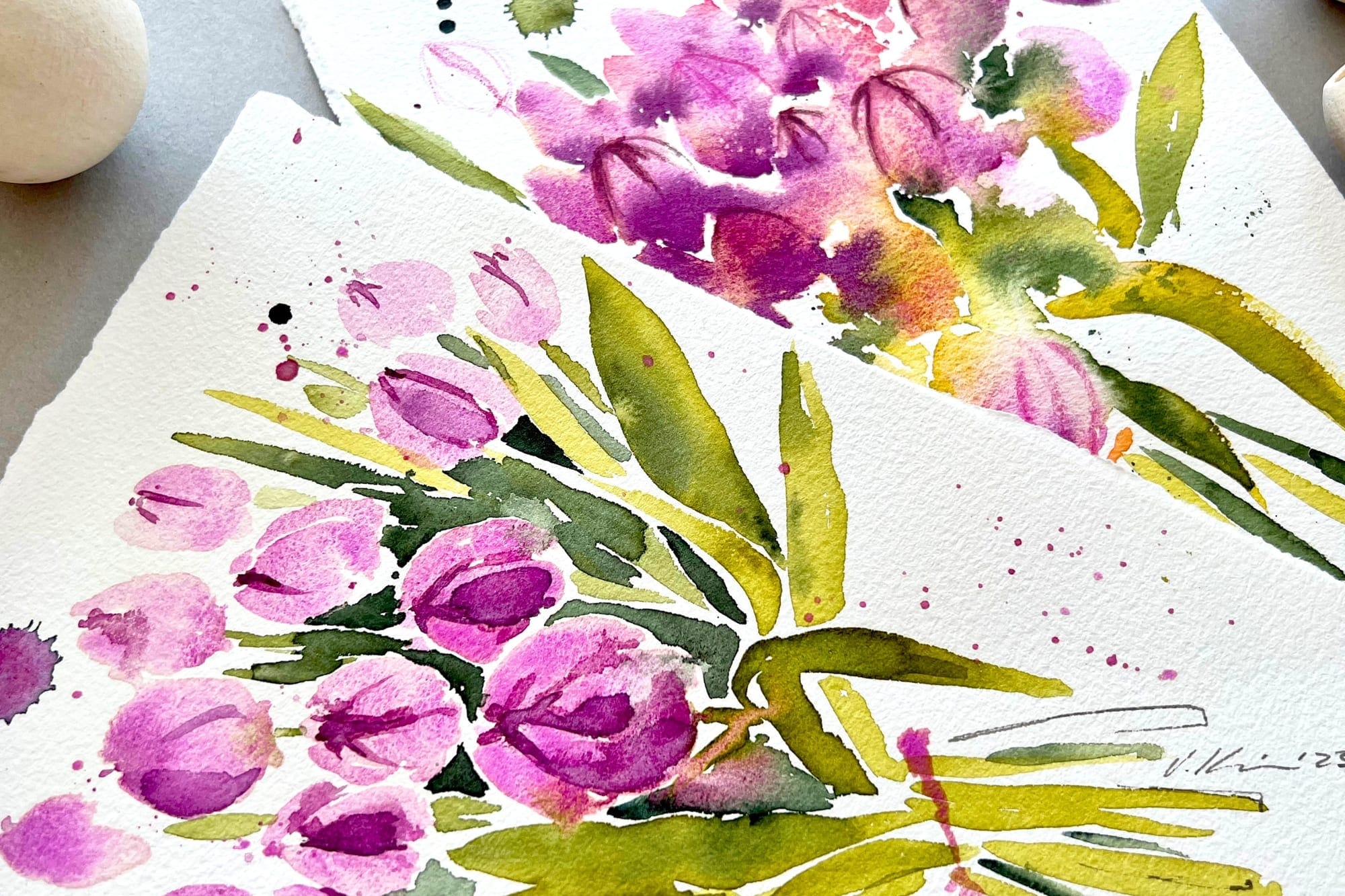 Loses Aquarell eines Fingerhuts in Pink und Grün mit feinen Fineliner-Akzenten