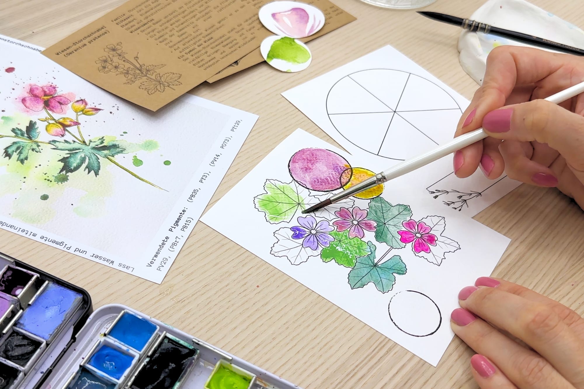 Die Swatchkarte mit dem Wiesen-Storchschnabel-Motiv beim Ausmalen